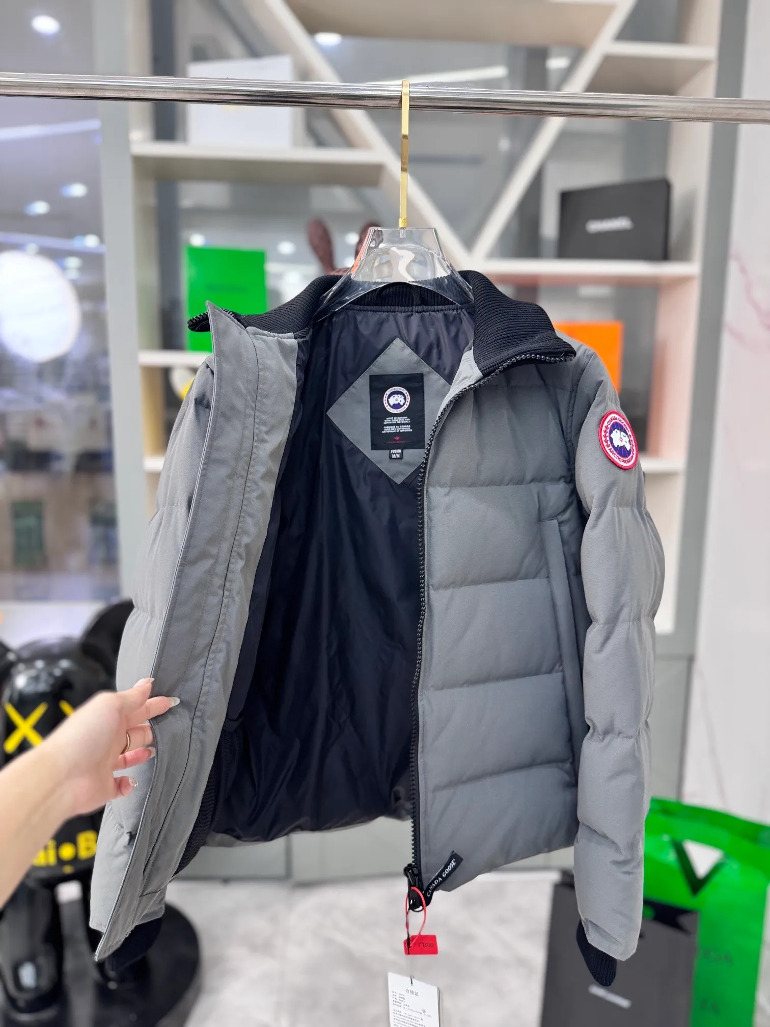 P740 ganand goose42 new short style for men. The most popular autumn and winter items on Instagram in recent years. More and more people are choosing down jackets. Fur collar: wolf hair! Super 3D technology waterproof fabric treatment, perfect wind resistance, cold resistance, and super temperature resistance! Built-in plush thermal storage and warmth, fast heating and quick warming up! Personalized design, exquisite craftsmanship, smooth to the touch, and comfortable on the skin. Double-layer windproof cuffs, windproof and antifreeze! The pocket design is beautiful and practical. Down jackets have been the most popular thermal suit in the world in the past two years, and they have far surpassed the down jackets in the kingdom. At the same time, the style is classic and never goes out of style. Don’t be afraid of this cold winter, you only need a down jacket and you can get it done. Black: lime, black, graphite gray Size: s-3xl